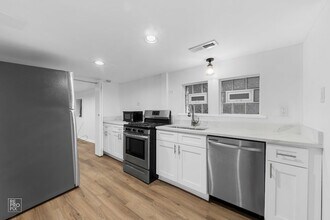 3414 N Damen Ave, Unit BSMT in Chicago, IL - Building Photo - Building Photo