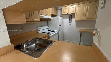 9350 Fontainebleau Blvd in Miami, FL - Building Photo - Building Photo