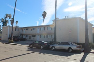 7058 Remmet Ave in Canoga Park, CA - Foto de edificio - Building Photo