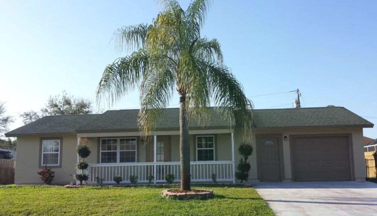 1182 SW Gastador Ave in Port St. Lucie, FL - Building Photo