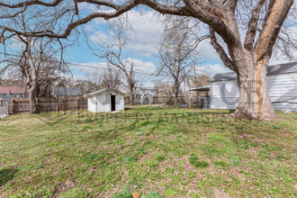 247 N Gordon St in Wichita, KS - Foto de edificio - Building Photo