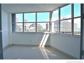 905 Brickell Bay Dr, Unit 1030 in Miami, FL - Building Photo - Building Photo