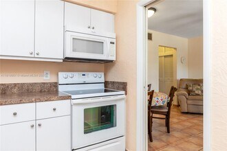 1050 Atlantic Shores Blvd in Hallandale Beach, FL - Building Photo - Building Photo