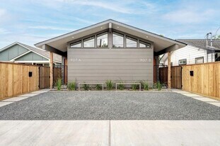 907 Kern St, Unit B in Houston, TX - Building Photo