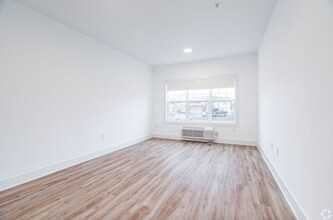 21 Lakeside Ave in Pompton Lakes, NJ - Foto de edificio - Building Photo