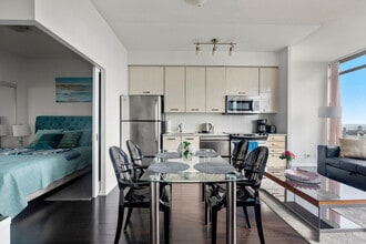 85 Grenville St in Toronto, ON - Building Photo - Building Photo