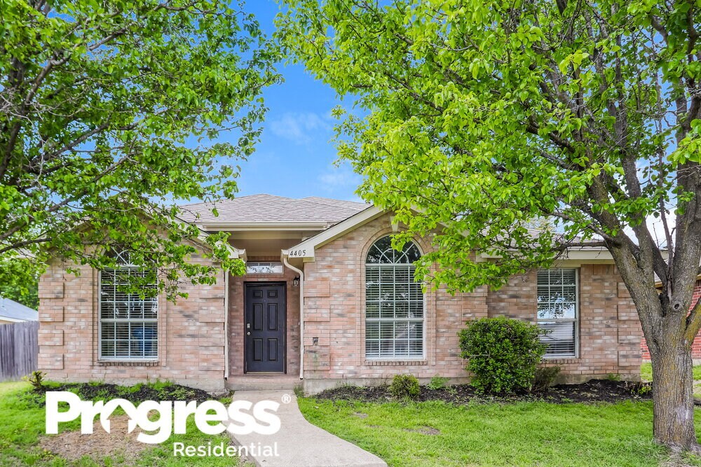 4405 Crystal Ln in Garland, TX - Foto de edificio