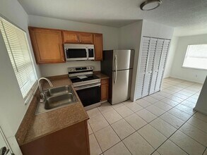 5108 Sanibel Ave in Fort Pierce, FL - Foto de edificio - Building Photo