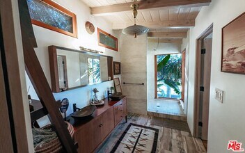 10018 Reevesbury Dr in Beverly Hills, CA - Building Photo - Building Photo