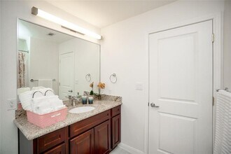 1207 Grand W Blvd in Katy, TX - Foto de edificio - Building Photo