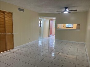 3252 Foxcroft Rd in Miramar, FL - Building Photo - Building Photo
