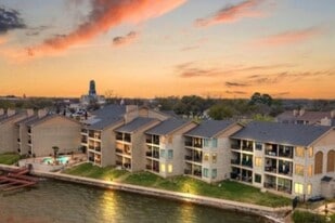 Towne Square Condos in Granbury, TX - Building Photo