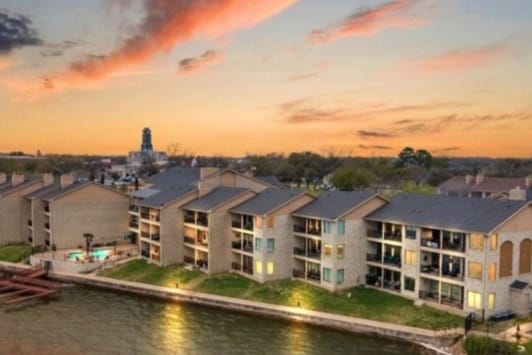 Towne Square Condos in Granbury, TX - Building Photo