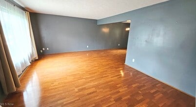 32553 N Roundhead Dr in Solon, OH - Building Photo - Building Photo