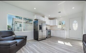 6511 Clybourn Ave, Unit 6513 in North Hollywood, CA - Building Photo - Building Photo