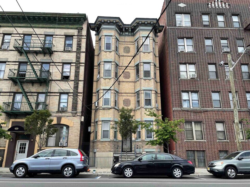 1619 Palisade Ave in Union City, NJ - Building Photo