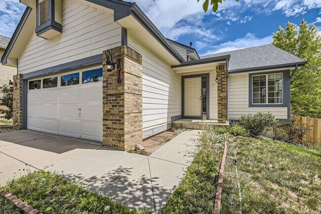 7516 Dawn Dr in Littleton, CO - Building Photo - Building Photo