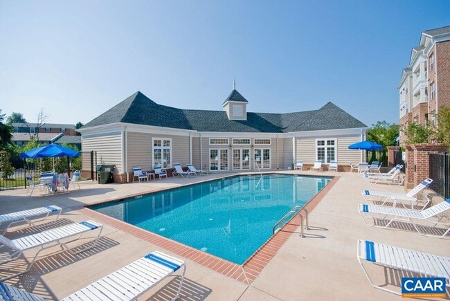 985 Glenwood Station Ln in Charlottesville, VA - Building Photo - Building Photo