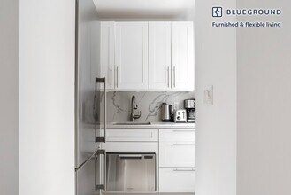 160 E 48th St in New York, NY - Building Photo - Building Photo