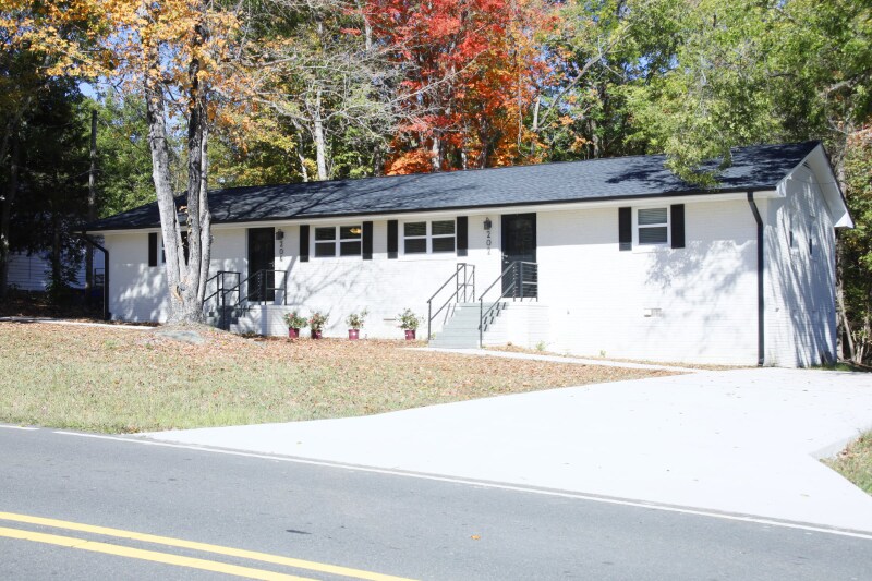 202 W Corbin St in Hillsborough, NC - Foto de edificio