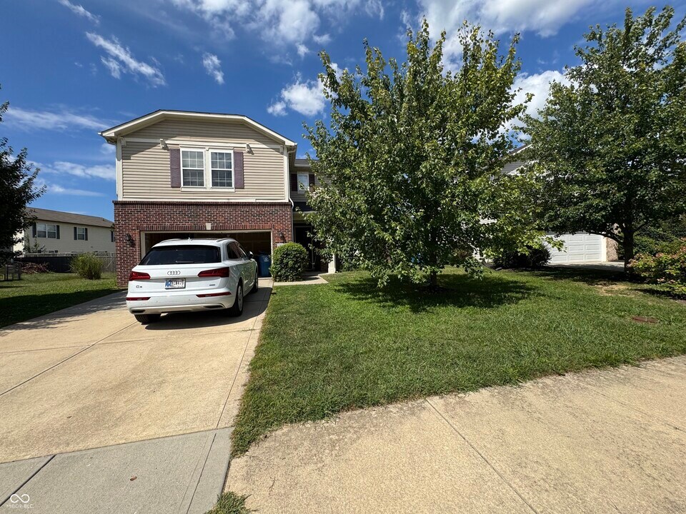11204 Aleene Way in Fishers, IN - Building Photo