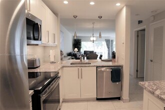 470 Paradise Isle Blvd, Unit 107 in Hallandale Beach, FL - Building Photo - Building Photo