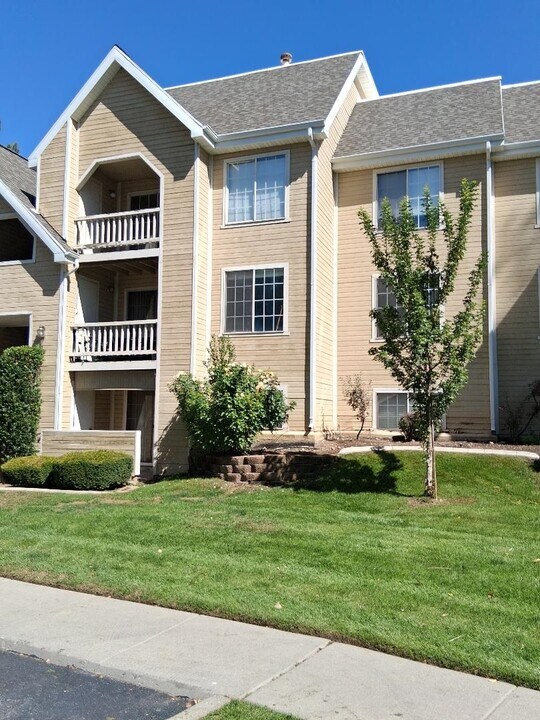 1190 E Waterside Cv, Unit 12 in Cottonwood Heights, UT - Building Photo