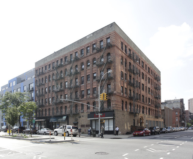 100 Broadway in Brooklyn, NY - Foto de edificio - Building Photo