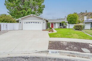6894 N Auburn Cir in Moorpark, CA - Building Photo