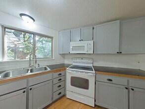 30584 Oakview Dr in Corvallis, OR - Building Photo - Building Photo