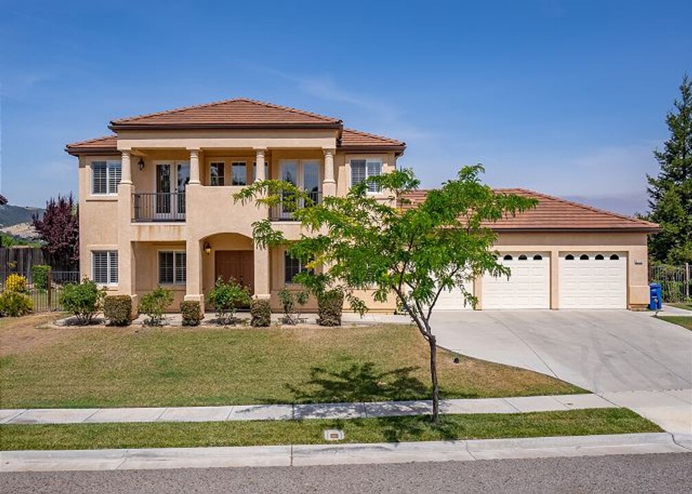 215 Via Magnolia in Paso Robles, CA - Building Photo