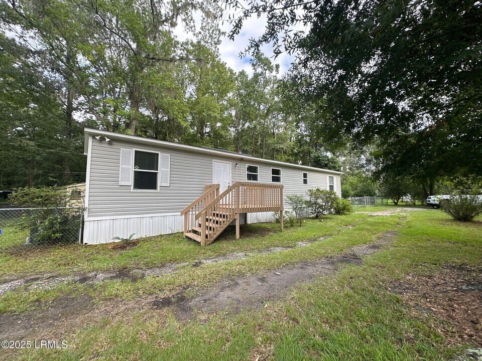 3307 Powell Dr in Beaufort, SC - Building Photo