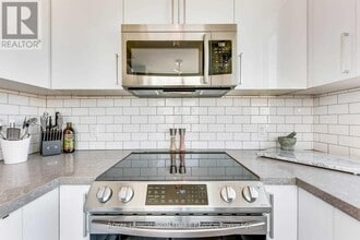 3504 Hurontario St in Mississauga, ON - Building Photo - Building Photo