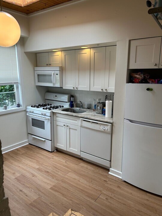 746 S 4th St in Philadelphia, PA - Building Photo