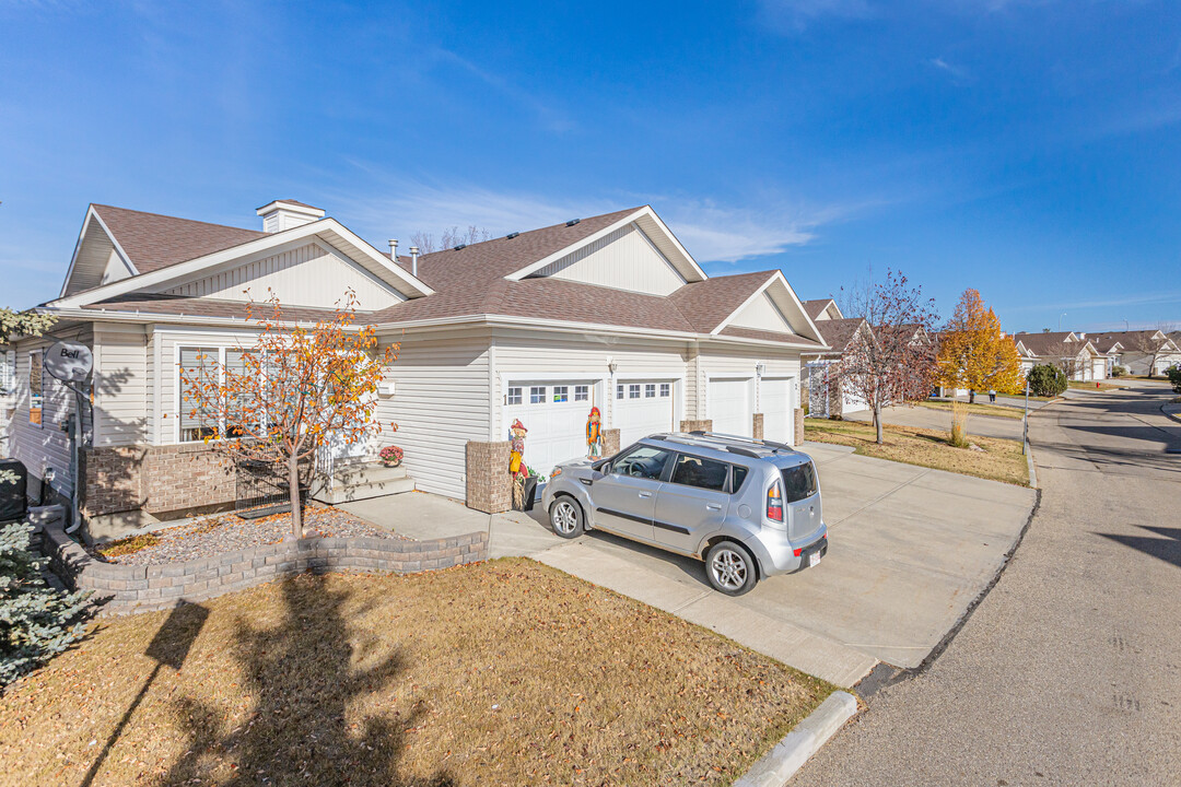 Sunrise Park in Sherwood Park, AB - Building Photo