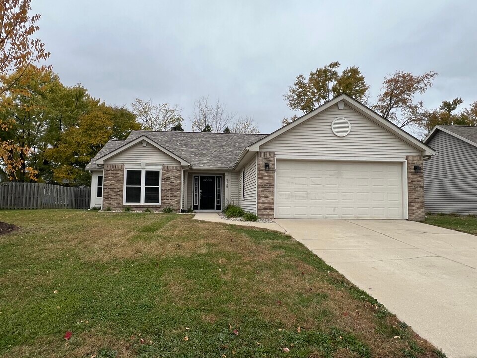 2220 Bobolink Dr in West Lafayette, IN - Building Photo