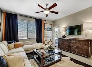 Desert Club in Phoenix, AZ - Foto de edificio - Building Photo