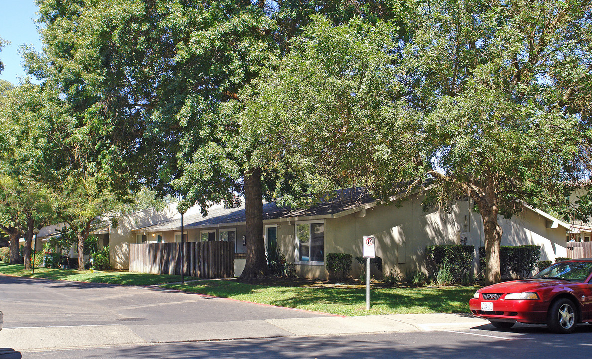 Land Park Woods in Sacramento, CA - Building Photo