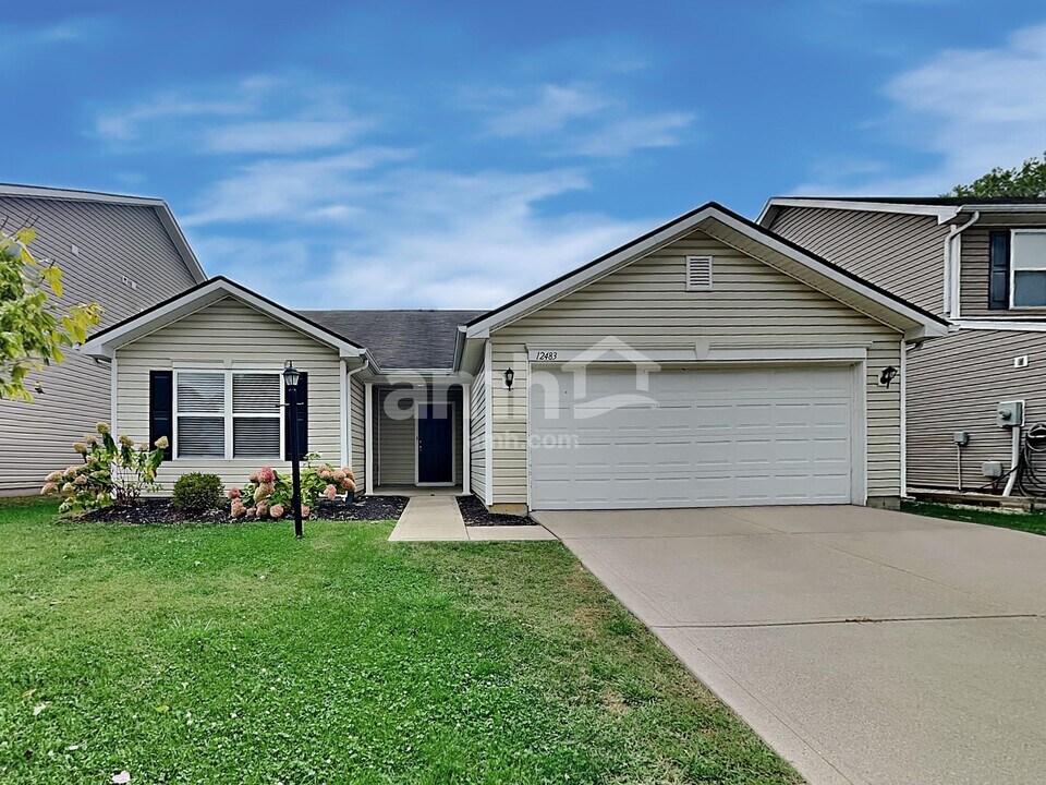 12483 Old Pond Rd in Noblesville, IN - Foto de edificio