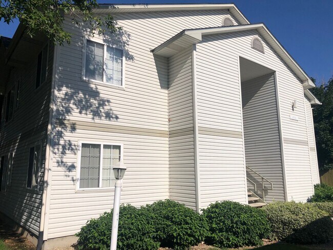 property at 1922 N Farwell Ln