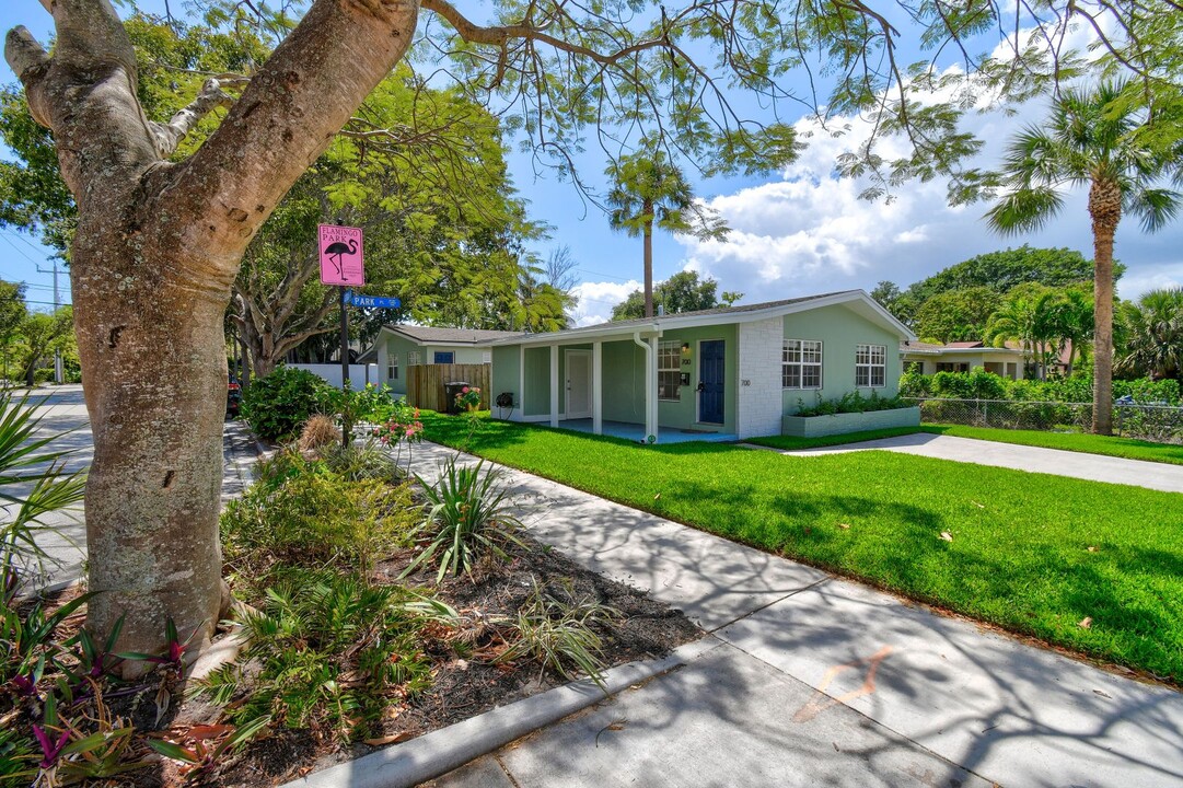 700 Park Pl in West Palm Beach, FL - Building Photo