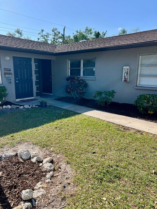6351-6357 Gateway Ave in Sarasota, FL - Building Photo
