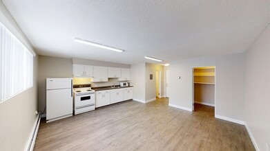 9932-9105 105 Ave in Grande Prairie, AB - Building Photo - Building Photo