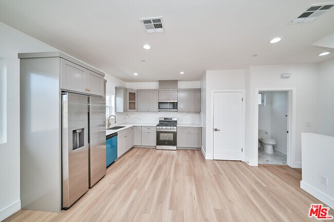 1106 Queen Anne Pl in Los Angeles, CA - Building Photo - Building Photo