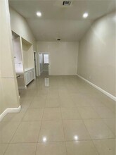 18312 NW 68th Ave in Hialeah, FL - Foto de edificio - Building Photo