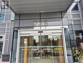 225 Village Green Square in Toronto, ON - Building Photo - Building Photo