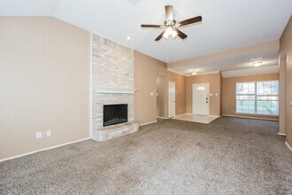 829 Windswept Dr in Cedar Hill, TX - Foto de edificio - Building Photo