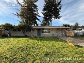 19120 NE Hoyt St in Portland, OR - Building Photo