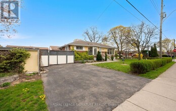 71 Grenadier Dr in Hamilton, ON - Building Photo - Building Photo