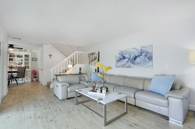 1614 16th Ln in Palm Beach Gardens, FL - Building Photo - Building Photo